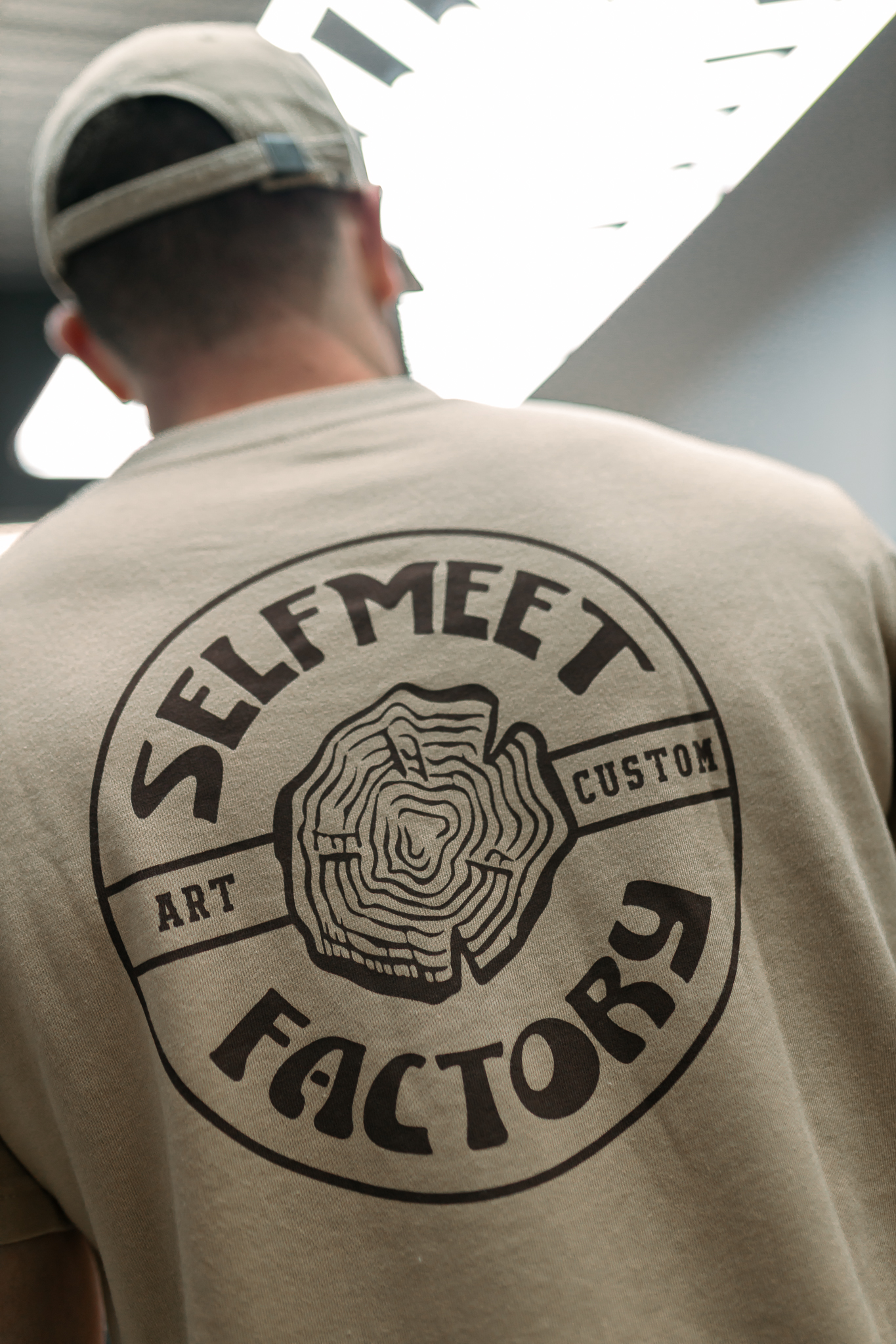 Camiseta Bege com Logo Selfmeet Factory - Imagem 2